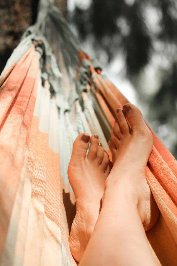 Quels sont les avantages d'utiliser un hamac pour camper en forêt tropicale?